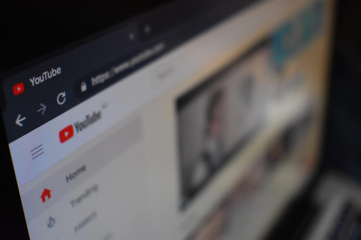 Photo: fr.androidguias.com AI-Generated Fake Doctors Spread Health Misinformation on YouTube